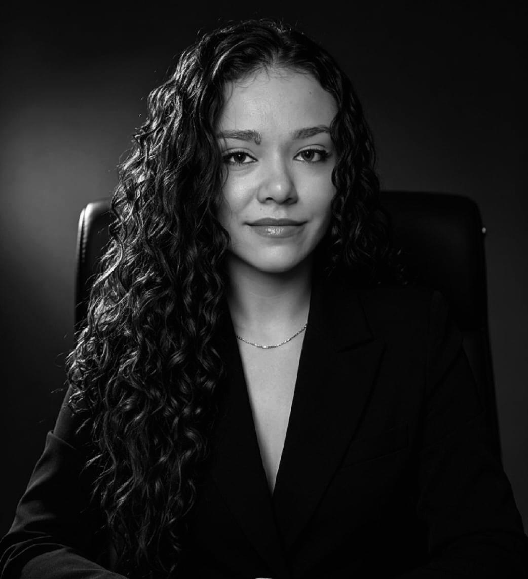 Karine Cristina, advogada