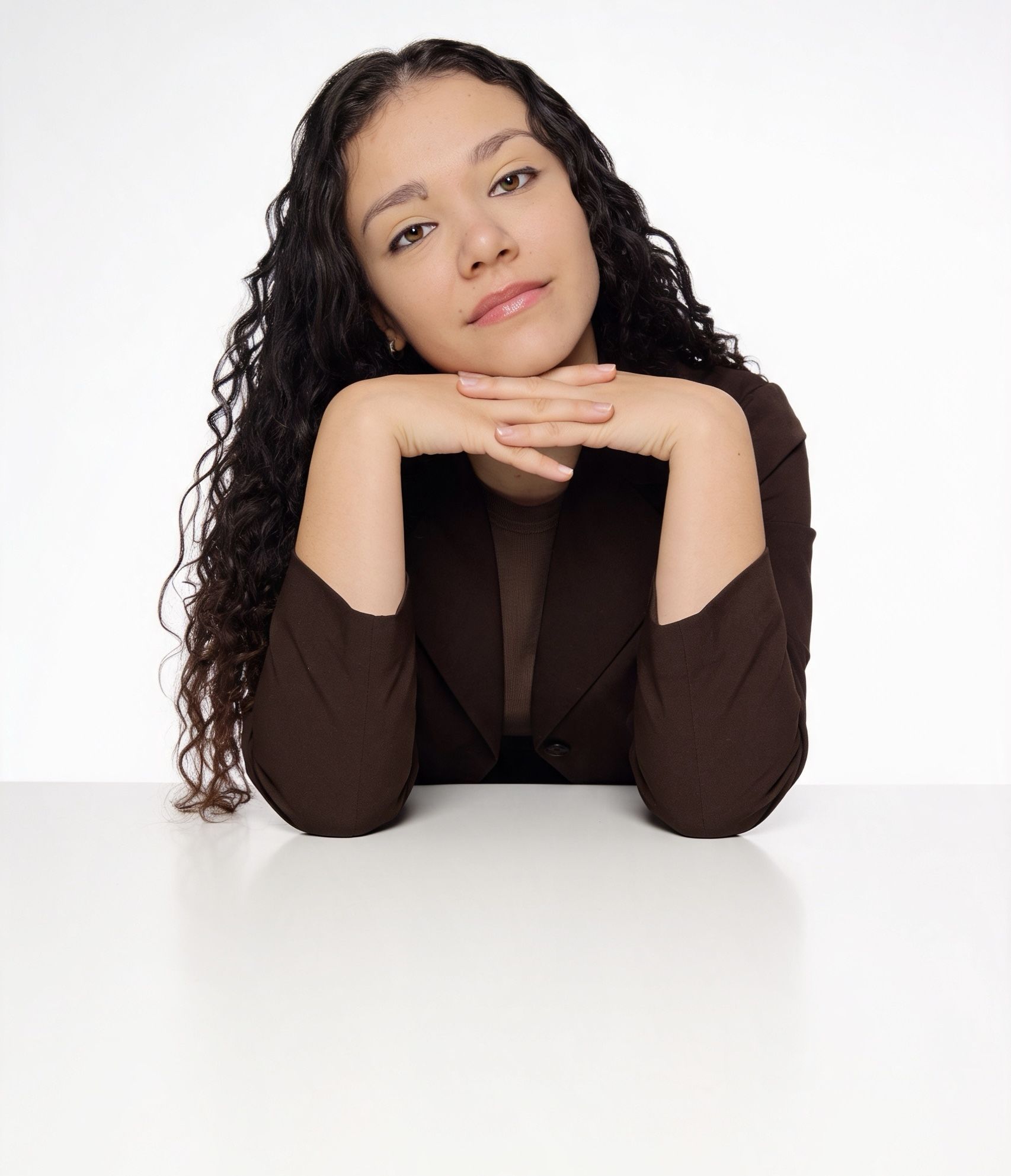 Karine Cristina em retrato profissional com blazer marrom