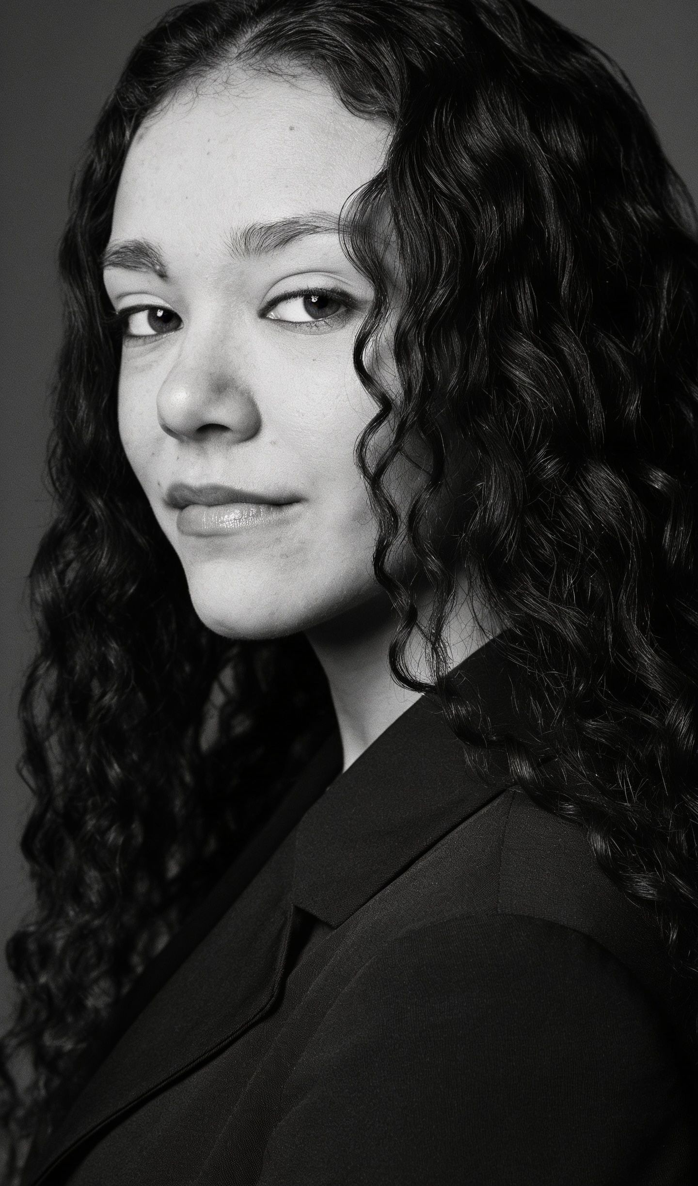 Retrato editorial aproximado de Karine Cristina em preto e branco