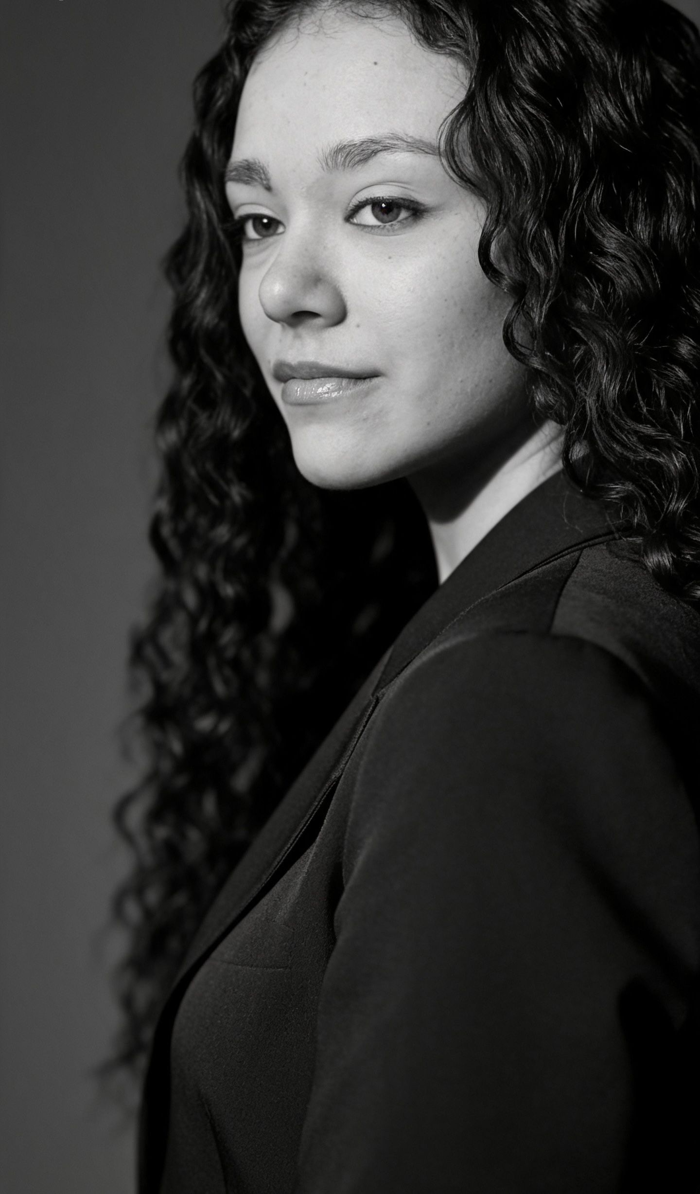 Karine Cristina em retrato profissional de perfil em preto e branco