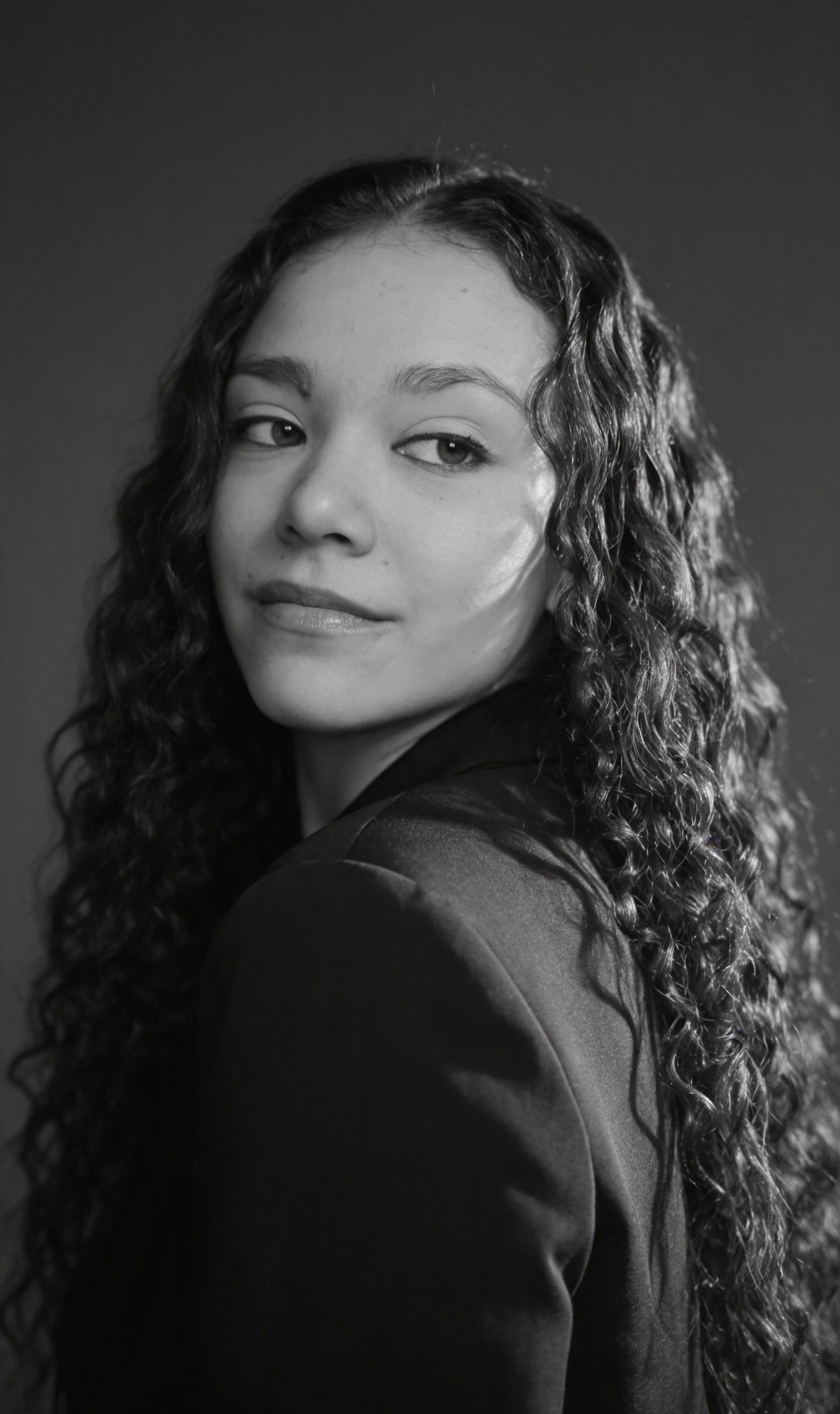 Retrato de Karine Cristina com iluminação lateral em preto e branco